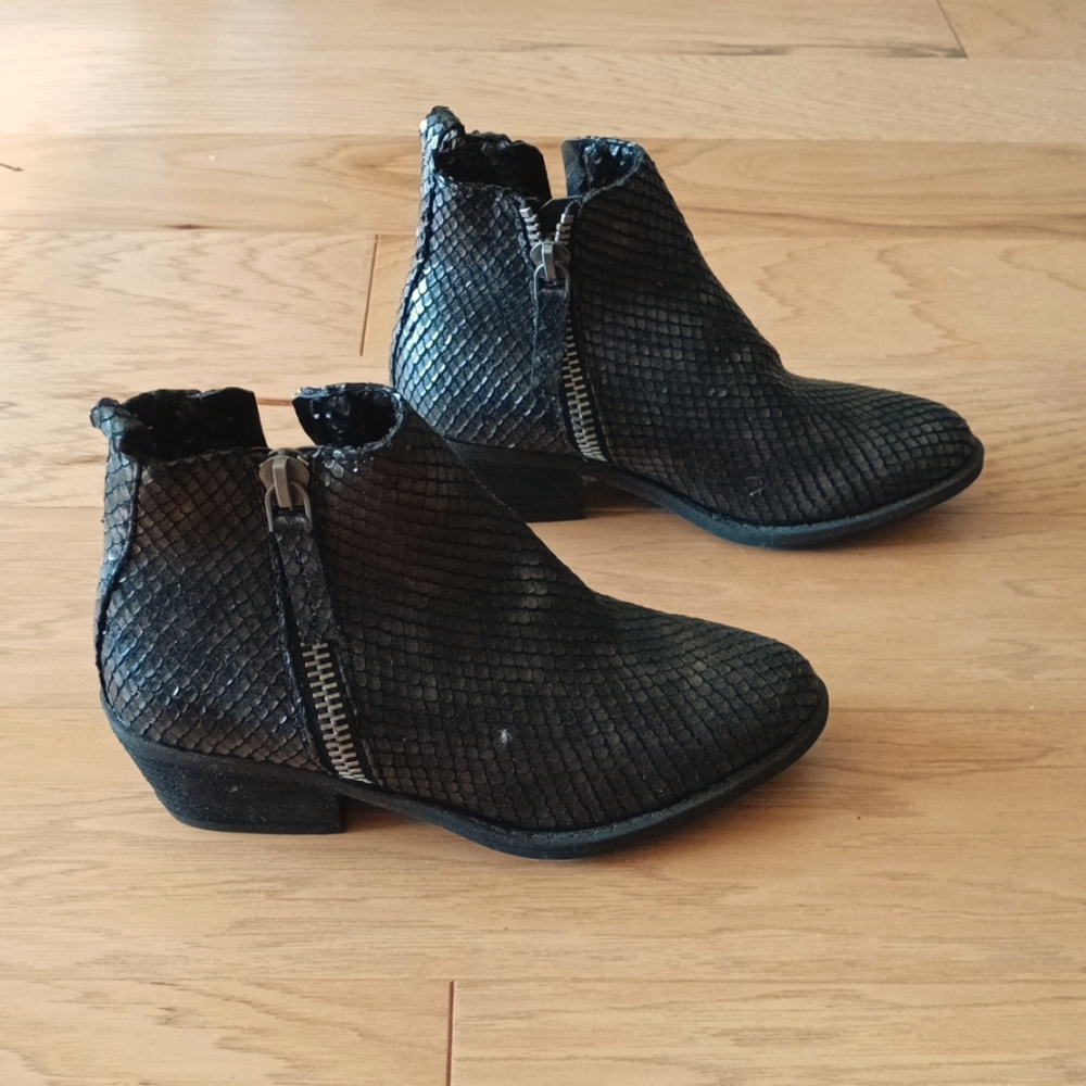 NWOT Very G Black Faux Snakeskin Ankle Boots